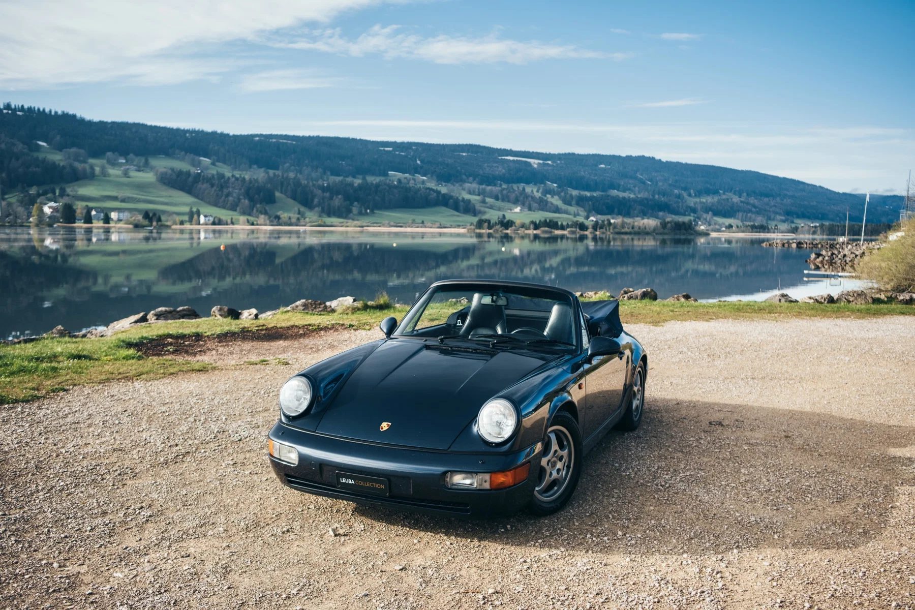 Dunkelblaues Cabriolet am See